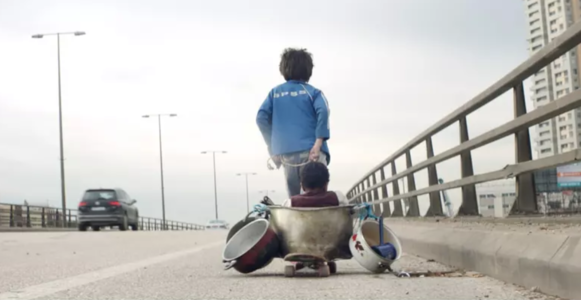 豆瓣9.0高分的《何以为家》，凭什么拿到过亿的票房？【迷影圆桌派004】