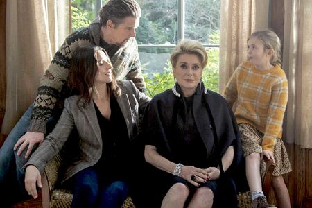 《真相》：揭开是枝裕和式的家庭谎言【迷影圆桌派037】