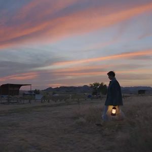 《无依之地》：我们该如何拥抱那个支离破碎的自己？【迷影派061】