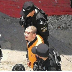 7次抢劫杀害4人，逃亡20多年间住豪宅娶校花