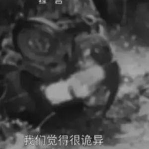 雨夜离奇裸尸案，撞人逃逸4公里后又翻车