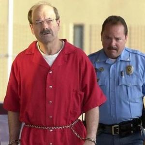 制造灭门惨案，连续杀害10人的杀手，被判坐牢175年