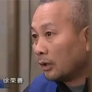 带血的白炽灯泡