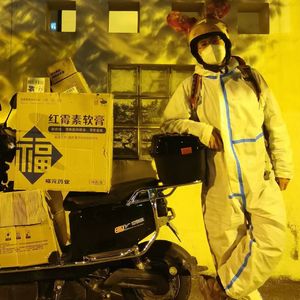 255：魔都疫情实录 | 变身大白、团长、配送小哥？封控两个月，他们都经历了什么？