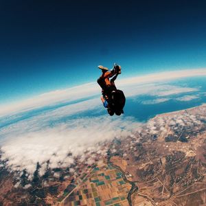 186：吓到腿软！这姑娘竟然在4000米的高空跳飞机？！