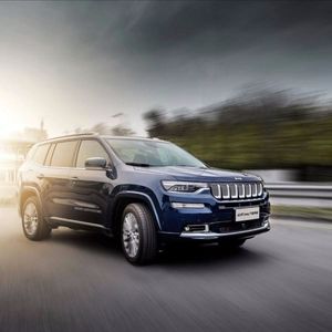 一路开跑车去商演的脱口秀演员 | 圈内