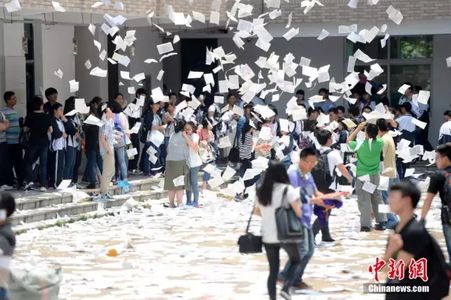 我们的高考不一样！深夜校园游荡的惊悚故事 | 深谈