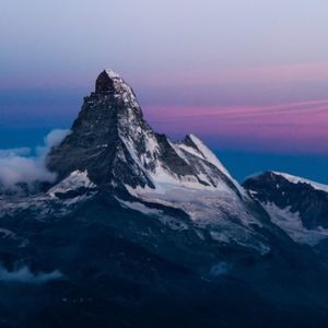 我们凭借冷的线索,深入一座雪山