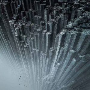 他们送来灯盏，然后道声晚安