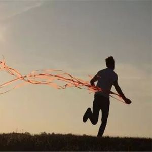 我们都一样，一边崩溃，一边假装坚强