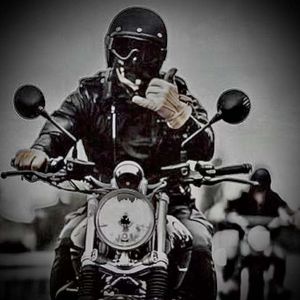 摩托少年准备出发