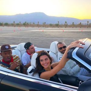 开个汽车去嗨屁