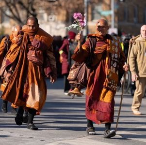 19位僧人用108天走3700公里只为告诉你：活在当下