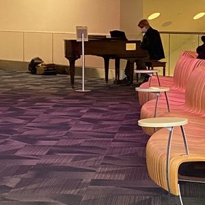 千人排队进COSTCO采购，机场见识各款口罩