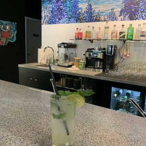 饮料吧，跨城市社区讨论和戴墨镜