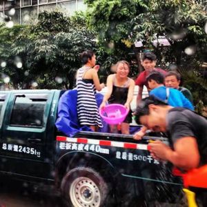 28. 野生泼水节也太刺激了吧！