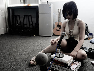 访谈：租住在暗调的仓库里