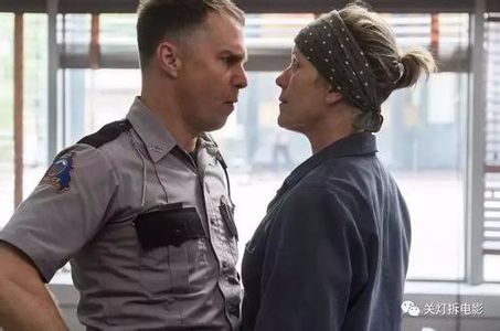 《三个广告牌》：有时候，内心有爱才能解决问题