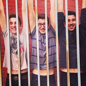 宝藏男孩乐队AJR《Sober Up》：还记得第一次怦然心动吗