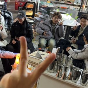 失业之后,我把一整个酒吧搬到了成都街头