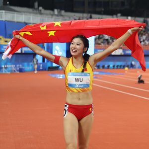 吴艳妮 始于抢跑 终于抢披国旗