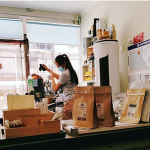 斜杠青年当掌柜 | 咖啡馆老板心头上的月亮与六便士