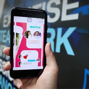 在约会App里“划卡”与“窥视”他人，“可见性”成为了一门生意