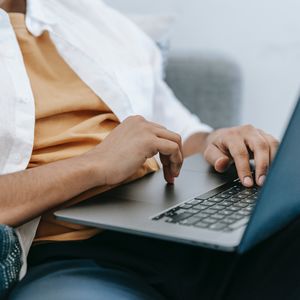 为什么下班以后还要在Clubhouse上开会？