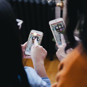 在每天上网 5 小时的时代，“数字排毒”有用吗？