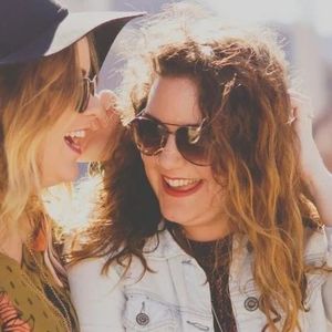 【0717】记住：talk the talk不是"说一说"，walk the walk也不是"走一走"！