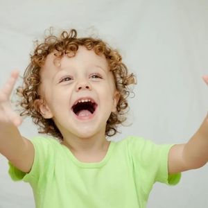 【0511】被点名时， 中文喊“到”， 那英文喊什么呢？