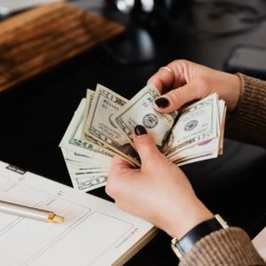 【0718】“用钱”可不是“use money”！那老外都是怎么说的?