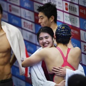 【0806】中国冠军张雨霏为何拥抱日本选手？背后原因太感人！