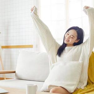 【0103】“这个座位有人坐吗？”别说成“Is someone here”，会吓到人的！