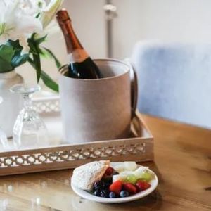 【10.05】记住：“住酒店” 不是＂live in hotel＂, 理解错就尴尬了