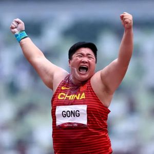 【0810】央视记者采访奥运冠军巩立姣惹众怒，女性只能被谈论婚恋吗？