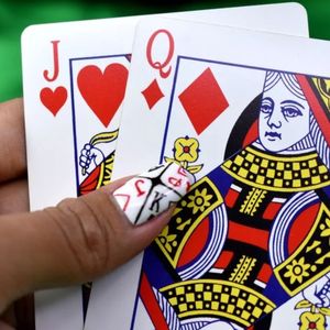 【0123】扑克牌里的 K 是 King，那 Q 代表哪个单词？这个词你一定认识！