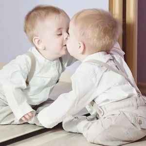 【0422】“照镜子”用英语怎么说？可不是look mirror！