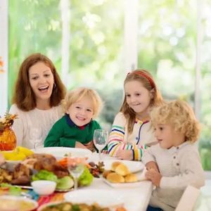 【11.13】At table和 at the table 傻傻分不清楚？看完你就会了！