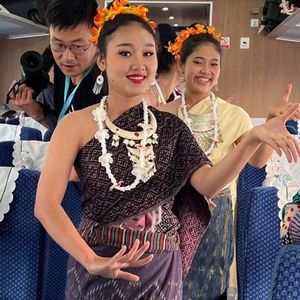 中国火车飞过老挝首都