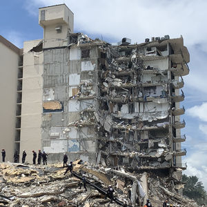 E23 - 迈阿密公寓坍塌真相:40年,98具灵魂,和11亿美金