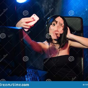第81集:消费与被消费的“福利姬”