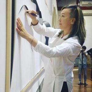凭剪纸艺术跻身当代艺术之巅的中国艺术家
