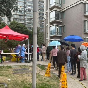 因新冠疫情 小区被封控了