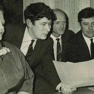 026.提喻|谢默斯•希尼:我们手里冷硬的触感