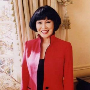 时尚大咖——春晚前排坐了20年，靠的是什么？祖师奶奶级的名媛靳羽西