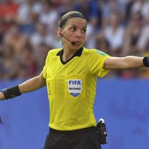 足坛大咖——历史时刻，女裁判亮相卡塔尔世界杯