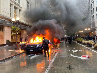 28_美国街头烧警车砸商店? 到底有多严重