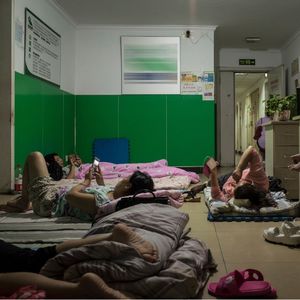 公益机构关门后，我把孩子送进养老院
