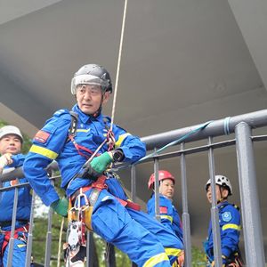 与蓝天同在-龚晖